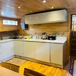 Unique Houseboat Experience I Break 船上ホテル *