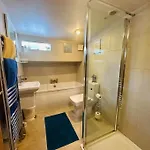 Unique Houseboat Experience I Break 船上ホテル