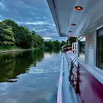 Unique Houseboat Experience I Break * ヨーク