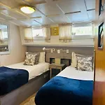 船上ホテル Unique Houseboat Experience I Break