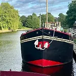 Unique Houseboat Experience I Break * ヨーク