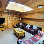 Unique Houseboat Experience I Break