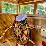 Unique Houseboat Experience I Break 船上ホテル ヨーク