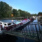 Unique Houseboat Experience I Break 船上ホテル *