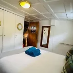 Unique Houseboat Experience I Break * ヨーク