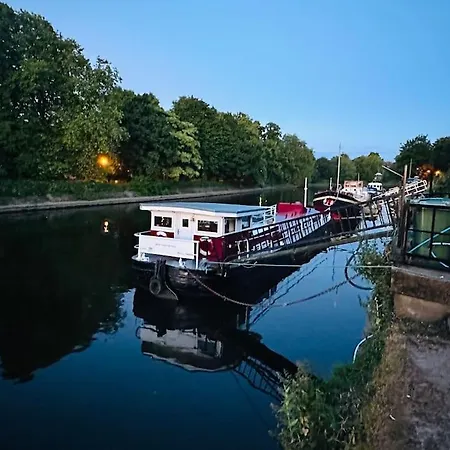 Unique Houseboat Experience I Break * ヨーク