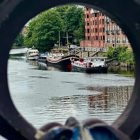 Unique Houseboat Experience I Break * ヨーク