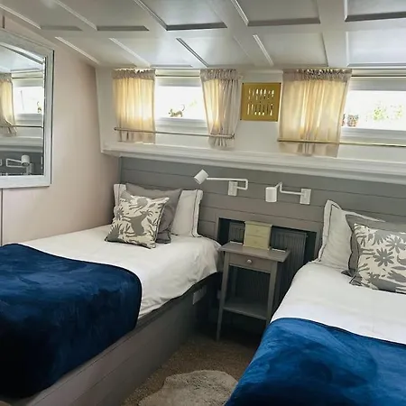 Botel Unique Houseboat Experience I Break *