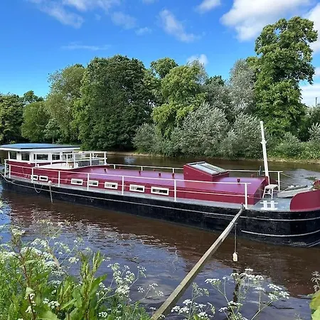 Botel Unique Houseboat Experience I Break *