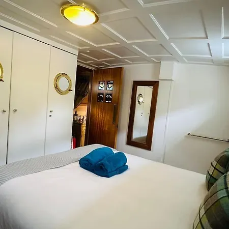 Unique Houseboat Experience I Break * York