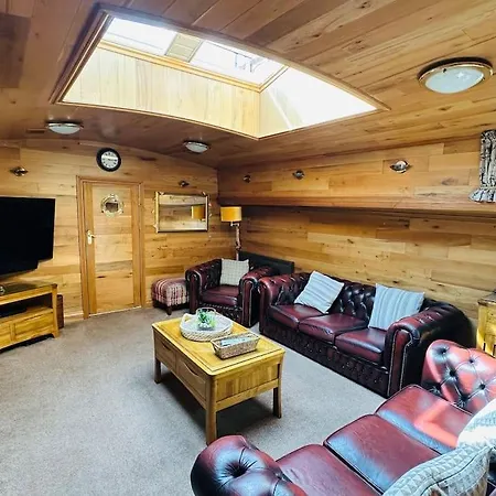 Unique Houseboat Experience I Break