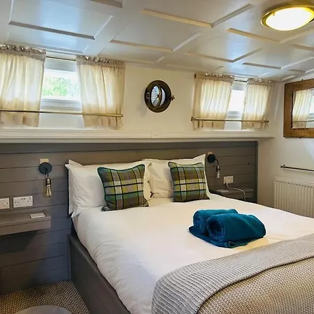 Unique Houseboat Experience I Break