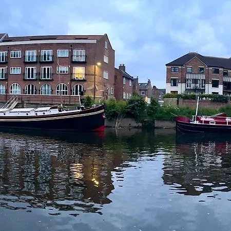 Botel Unique Houseboat Experience I Break *