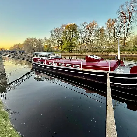 Unique Houseboat Experience I Break *