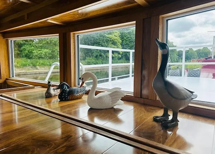 Unique Houseboat Experience I Break *