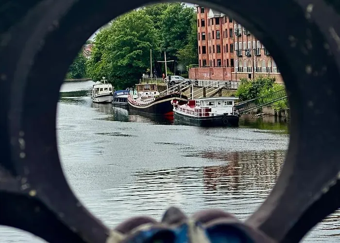 Unique Houseboat Experience I Break * York