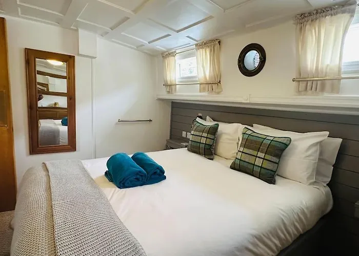 Unique Houseboat Experience I Break