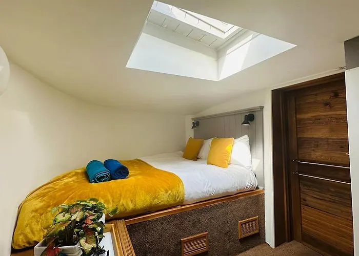 Unique Houseboat Experience I Break Botel *