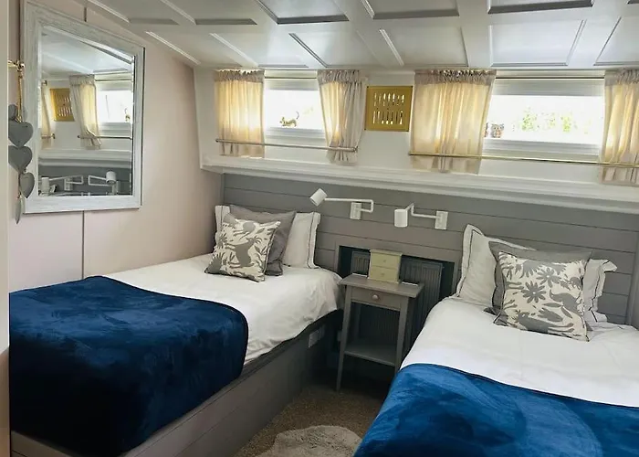 Botel Unique Houseboat Experience I Break *