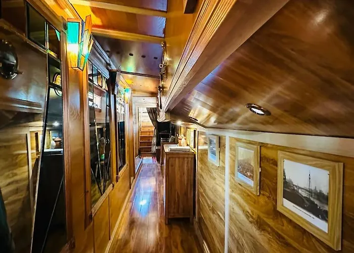 Botel Unique Houseboat Experience I Break York