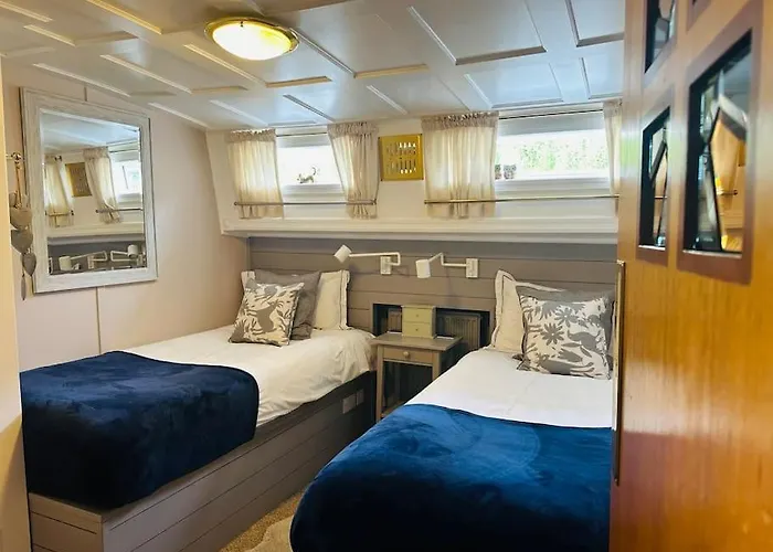 Botel Unique Houseboat Experience I Break