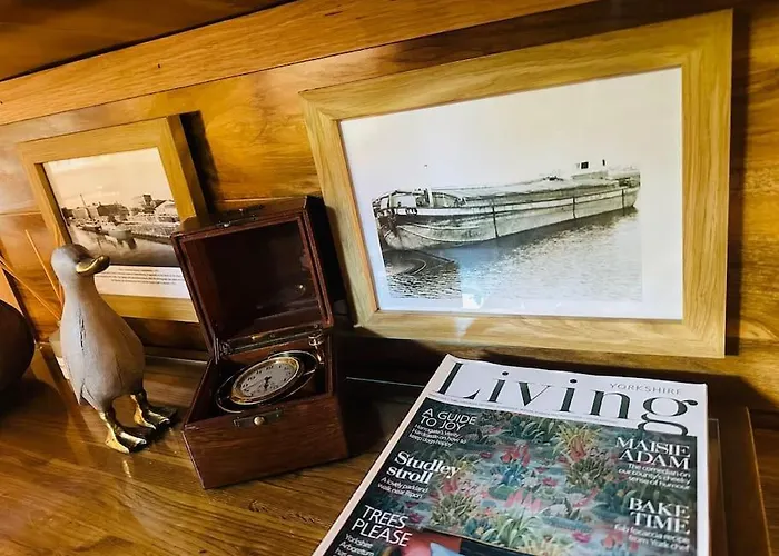 Unique Houseboat Experience I Break York