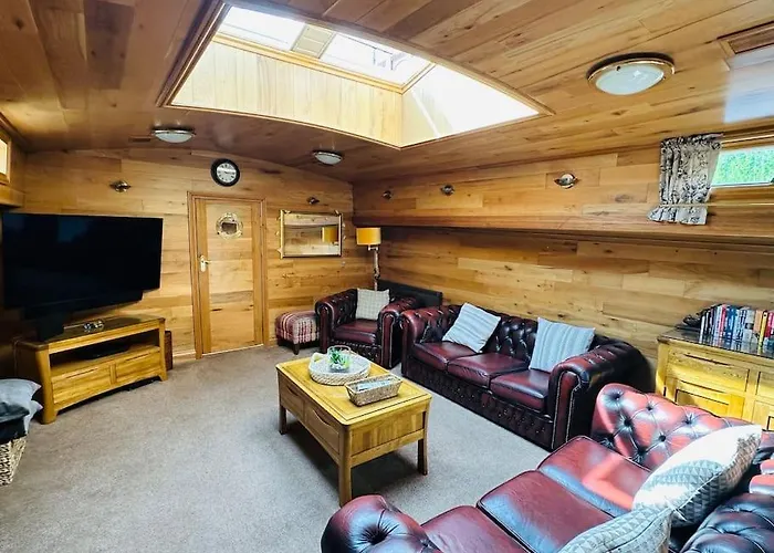 Unique Houseboat Experience I Break