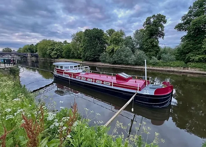 Botel Unique Houseboat Experience I Break *