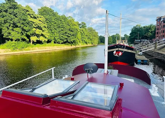 Unique Houseboat Experience I Break *