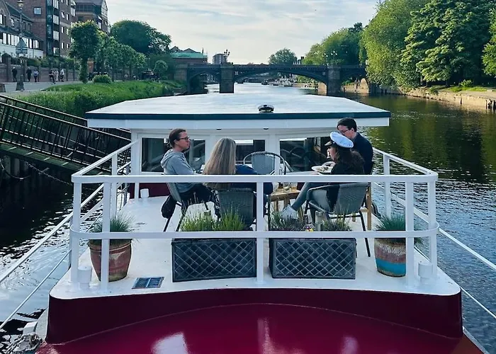 Unique Houseboat Experience I Break York