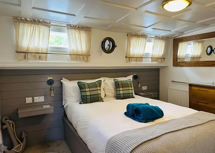 Unique Houseboat Experience I Break