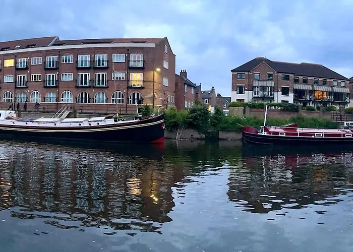 Botel Unique Houseboat Experience I Break *