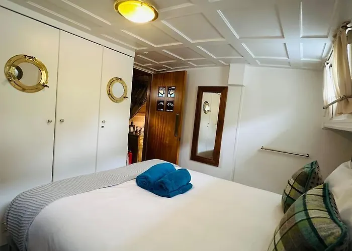 Unique Houseboat Experience I Break * York