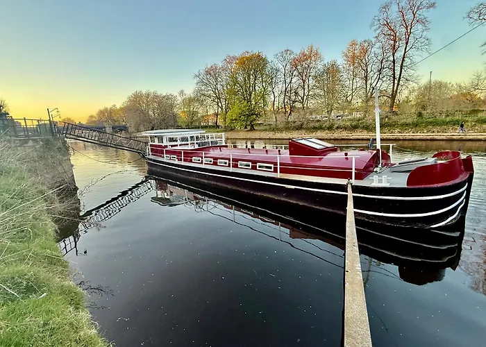 Unique Houseboat Experience I Break *