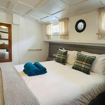 Unique Houseboat Experience I Break