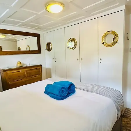 Unique Houseboat Experience I Break Botel York
