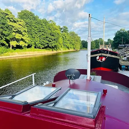 Unique Houseboat Experience I Break *