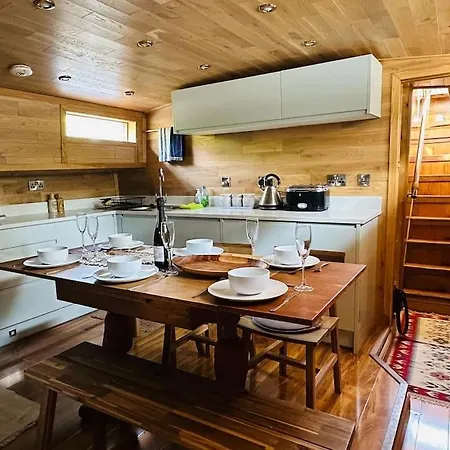 Unique Houseboat Experience I Break