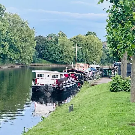 Unique Houseboat Experience I Break Botel