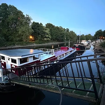 Unique Houseboat Experience I Break Botel *