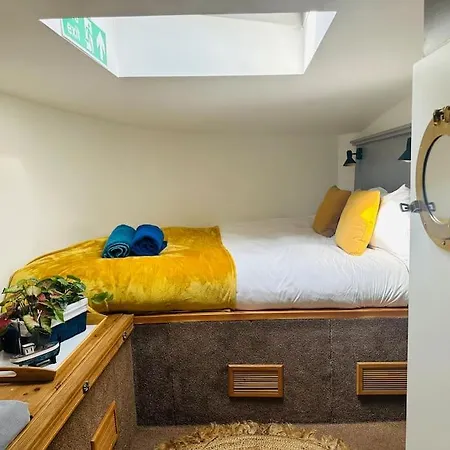 Botel Unique Houseboat Experience I Break *