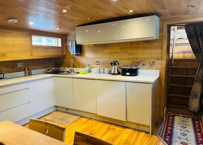 Unique Houseboat Experience I Break Úszó hotel *