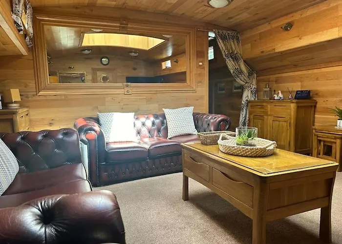 Úszó hotel Unique Houseboat Experience I Break