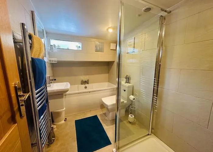 Unique Houseboat Experience I Break Úszó hotel