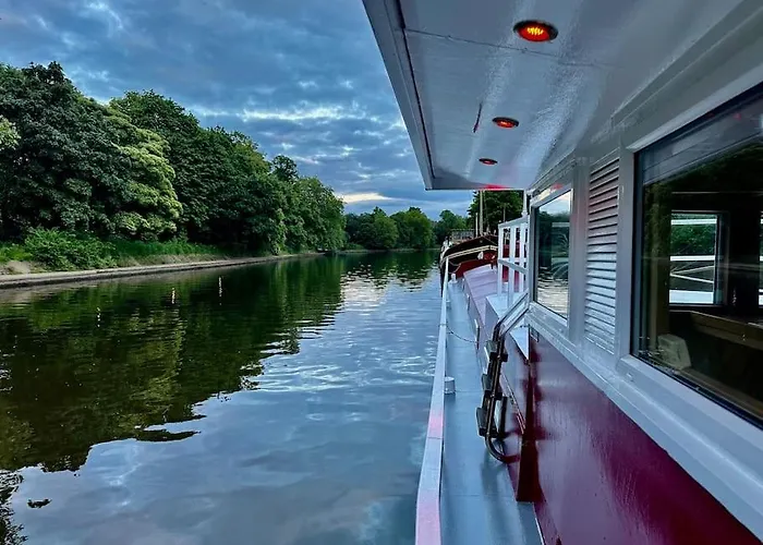 Unique Houseboat Experience I Break * York
