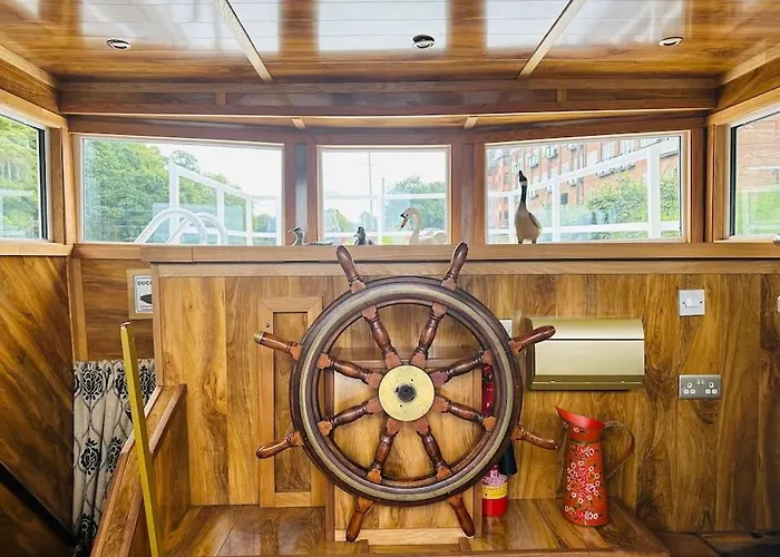 Úszó hotel Unique Houseboat Experience I Break York