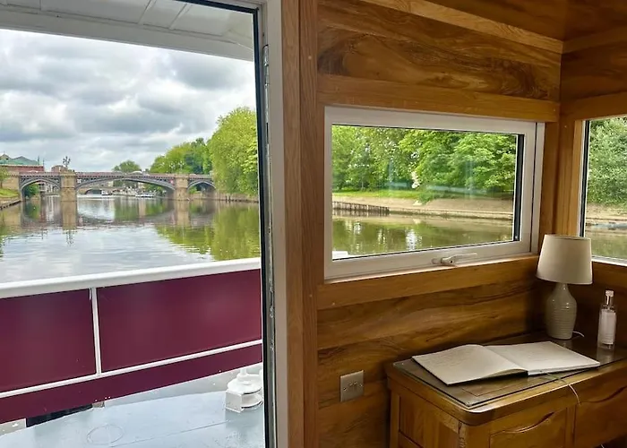 Unique Houseboat Experience I Break *