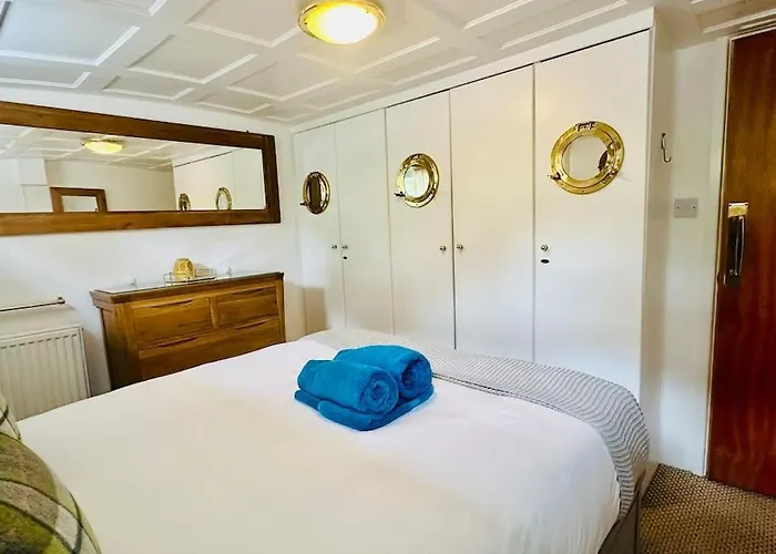 Unique Houseboat Experience I Break Úszó hotel York