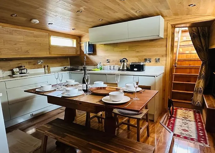 Unique Houseboat Experience I Break