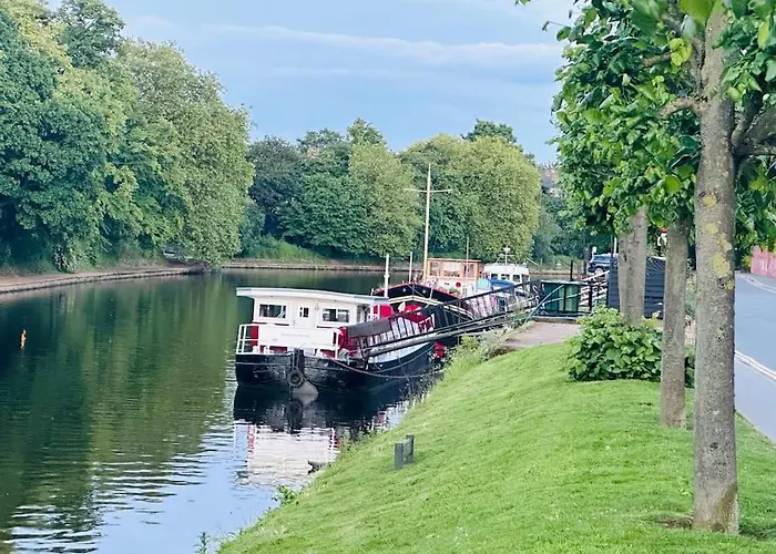 Unique Houseboat Experience I Break Úszó hotel